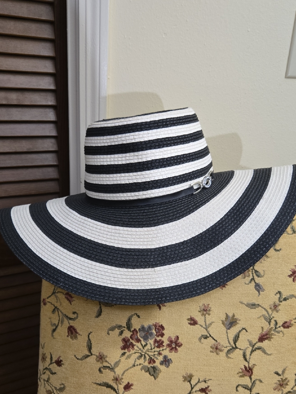 Jennifer Lopez  Striped Wide Brim  Floppy Sun Hat Like New
